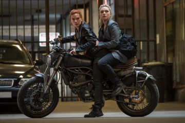 Black Widow - (L to R): Scarlett Johansson 'Natasha Romanoff' e Florence Pugh 'Yelena Belova' in una foto di scena - Black Widow