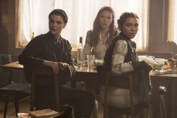 Black Widow - (L to R): Rachel Weisz 'Vedova Nera', Scarlett Johansson 'Vedova Nera' e Florence Pugh 'Vedova Nera' in una foto di scena - Black Widow