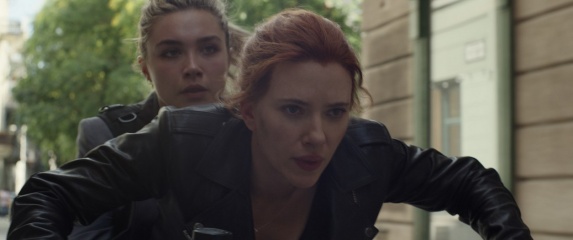 Black Widow - (L to R): Florence Pugh 'Yelena Belova' e Scarlett Johansson 'Natasha Romanoff' in una foto di scena - Black Widow