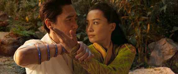 Shang-Chi e la Leggenda dei Dieci Anelli - Tony Leung 'Wenwu' con Fala Chen 'Jiang Li' in una foto di scena - Shang-Chi e la Leggenda dei Dieci Anelli