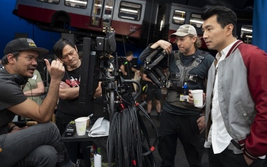 Shang-Chi e la Leggenda dei Dieci Anelli - (L to R): il regista Destin Daniel Cretton (a sinistra) con Simu Liu 'Shang-Chi' (a destra) sul set - Shang-Chi e la Leggenda dei Dieci Anelli