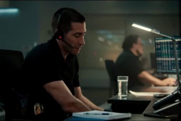 The Guilty - (L to R): Jake Gyllenhaal 'Joe Baylor' e Adrian Martinez 'Manny' in una foto di scena - The Guilty