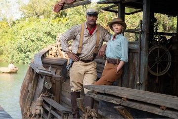 Jungle Cruise - Dwayne Johnson 'Frank Wolff' con Emily Blunt 'Dott.ssa Lily Houghton' in una foto di scena - Jungle Cruise