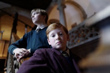 Spencer - Freddie Spry 'Harry' e Jack Nielen 'William' (dietro) in una foto di scena - Spencer