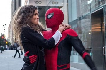 Spider-Man: No Way Home - Zendaya 'Michelle (MJ) Jones' con Tom Holland 'Spider-Man' in una foto di scena - Spider-Man: No Way Home