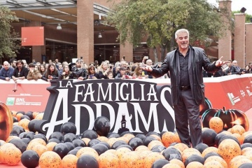 La Famiglia Addams 2 - Pino Insegno è la voce italiana di 'Gomez Addams' - La Famiglia Addams 2