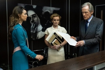 Il caso Minamata - Bill Nighy 'Robert Hayes' con Katherine Jenkins 'Millie' (al centro) in una foto di scena - Il caso Minamata