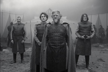 Macbeth - (L to R): Harry Melling 'Malcolm' e Brendan Gleeson 'Re Duncan' (al centro) in una foto di scena - Macbeth