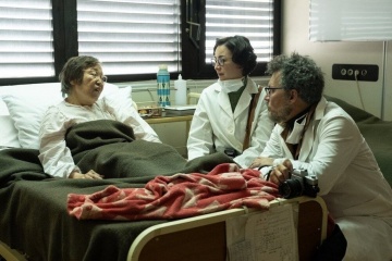 Il caso Minamata - Johnny Depp 'W. Eugene Smith' con Minami 'Aileen' (al centro) in una foto di scena - Il caso Minamata