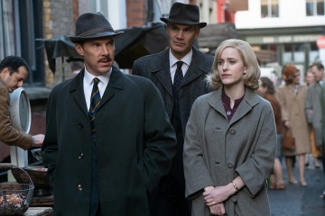 L'ombra delle spie - (L to R): Benedict Cumberbatch 'Greville Wynne', Angus Wright 'Dickie Franks' e Rachel Brosnahan 'Emily Donovan' in una foto di scena - L'ombra delle spie