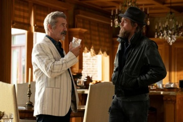 Omicidio a Los Angeles - (L to R): Mel Gibson 'Alastair Pinch' e Charlie Hunnam 'Charlie Waldo' in una foto di scena - Omicidio a Los Angeles