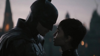 The Batman - Robert Pattinson 'Batman' con Zoë Kravitz 'Catwoman' in una foto di scena - The Batman
