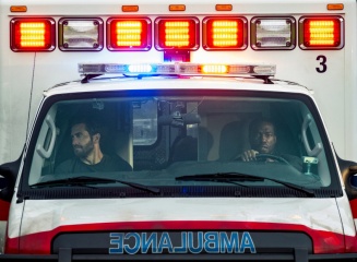 Ambulance - (L to R): Jake Gyllenhaal 'Danny Sharp' e Yahya Abdul-Mateen II 'Will Sharp' in una foto di scena - Ambulance