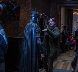 The Batman - (L to R): Robert Pattinson 'Batman' col regista Matt Reeves sul set - The Batman
