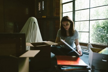 Storia di un fantasma - Rooney Mara 'M' con Casey Affleck 'C' in una foto di scena - Storia di un fantasma
