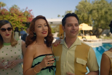 Don't Worry Darling - Olivia Wilde 'Mary' con Nick Kroll 'Bill' in una foto di scena - Photo Credit: Courtesy of Warner Bros. Pictures
© 2022 Warner Bros. Entertainment Inc. All Rights Reserved. - Don't Worry Darling