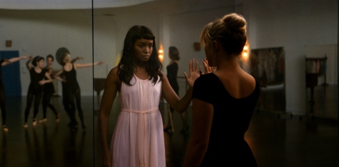 Don't Worry Darling - (L to R): KiKi Layne 'Margaret' e Florence Pugh 'Alice' in una foto di scena - Photo Credit: Courtesy of Warner Bros. Pictures
© 2022 Warner Bros. Entertainment Inc. All Rights Reserved. - Don't Worry Darling