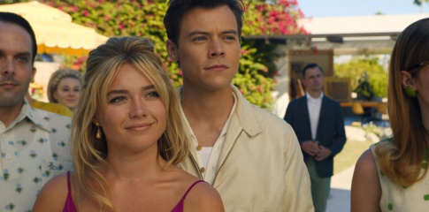 Don't Worry Darling - Florence Pugh 'Alice' con Harry Styles 'Jack' in una foto di scena - Photo Credit: Courtesy of Warner Bros. Pictures
© 2022 Warner Bros. Entertainment Inc. All Rights Reserved. - Don't Worry Darling