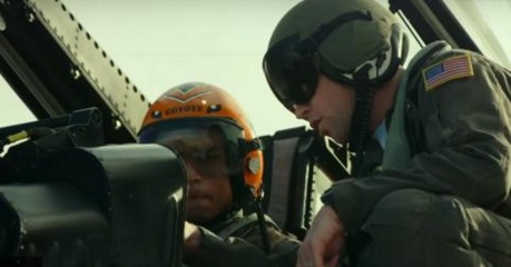 Top Gun: Maverick - Greg Tarzan Davis 'Javy (Coyote) Machado' (a sinistra) in una foto di scena - Top Gun: Maverick