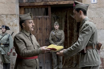Lettera a Franco - Santi Prego 'Generale Francisco Franco' (a sinistra) in una foto di scena - Photo Credit: Teresa Isas - Lettera a Franco