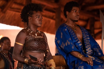 The Woman King - Viola Davis 'Nanisca' con John Boyega 'Re Ghezo' in una foto di scena - Photo Credit: Ilze Kitshoff
© 2022 CTMG, Inc. All Rights Reserved. ALL IMAGES ARE PROPERTY OF SONY PICTURES ENTERTAINMENT INC. FOR PROMOTIONAL USE ONLY. - The Woman King