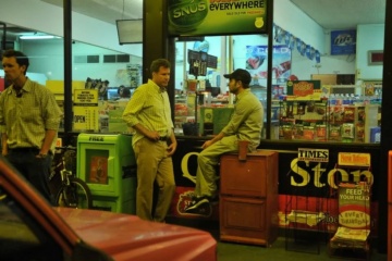 Everything Must Go - Will Ferrell 'Nick Halsey' (al centro) in una foto di scena - Everything Must Go