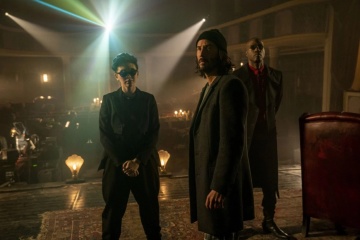 Matrix Resurrections - (L to R): Jessica Henwick 'Bugs', Keanu Reeves 'Thomas Anderson' e Yahya Abdul-Mateen II 'Morpheus' in una foto di scena - Matrix Resurrections