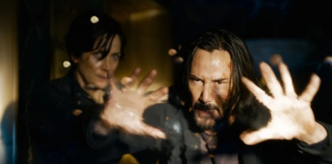 Matrix Resurrections - Keanu Reeves 'Thomas Anderson' con Carrie-Anne Moss 'Tiffany' in una foto di scena - Matrix Resurrections
