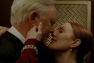 Sharper - John Lithgow 'Richard Hobbes' con Julianne Moore 'Madeline' in una foto di scena
© Apple TV - Sharper