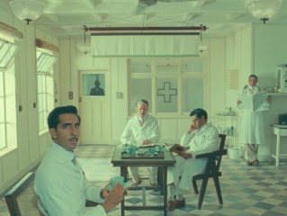 La meravigliosa storia di Henry Sugar - Dev Patel 'Dr. Chatterjee' (a sinistra) in una foto di scena
© Netflix - La meravigliosa storia di Henry Sugar