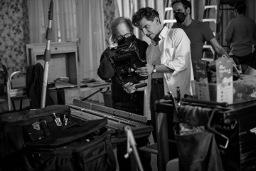 Maestro - (L to R): il produttore Steven Spielberg col regista e interprete Bradley Cooper 'Leonard Bernstein' sul set - Photo Credit: Jason McDonald
© 2023 Netflix, Inc. - Maestro
