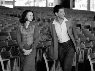 Maestro - Carey Mulligan 'Felicia Montealegre' con Bradley Cooper 'Leonard Bernstein' in una foto di scena - Photo Credit: Jason McDonald
© 2023 Netflix, Inc. - Maestro