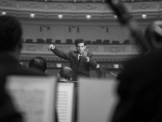Maestro - Bradley Cooper 'Leonard Bernstein' in una foto di scena - Photo Credit: Jason McDonald
© 2023 Netflix, Inc. - Maestro